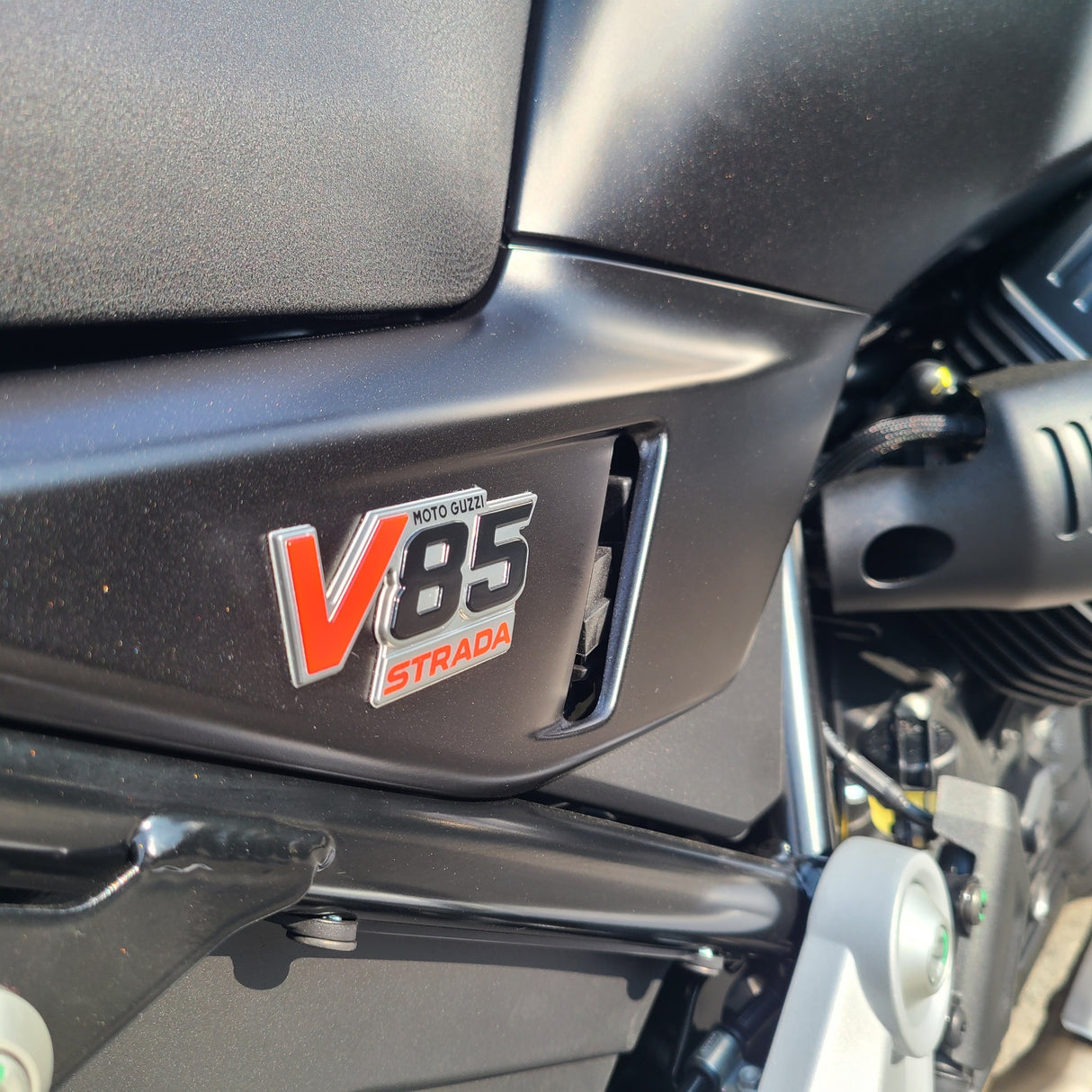 2025 V85 STRADA NERO ISOLA - 0020 DEMO