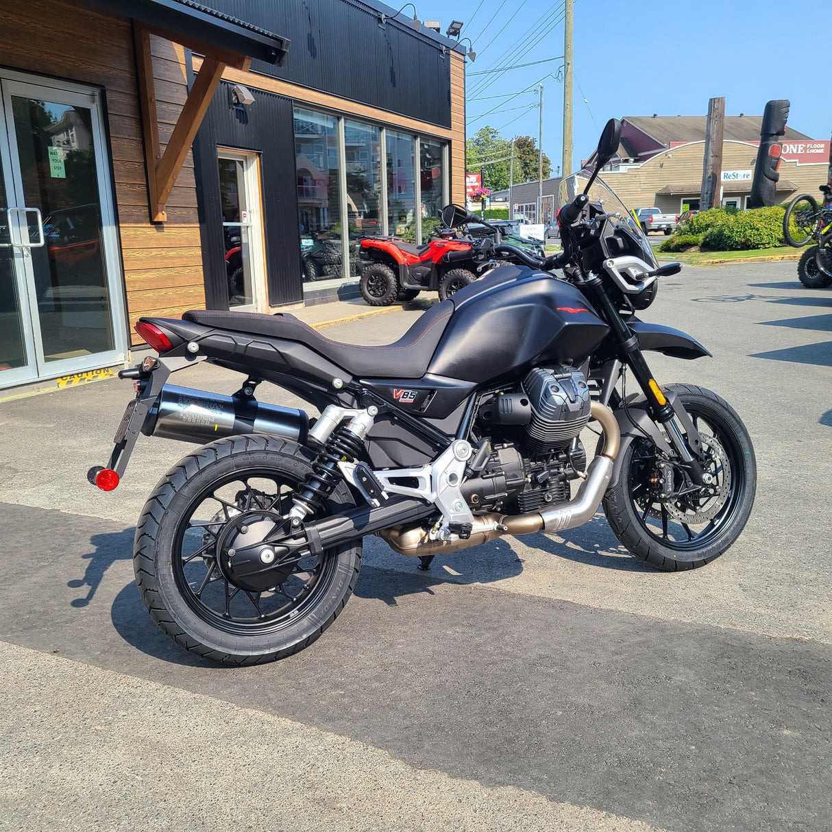 2025 V85 STRADA NERO ISOLA - 0020 DEMO