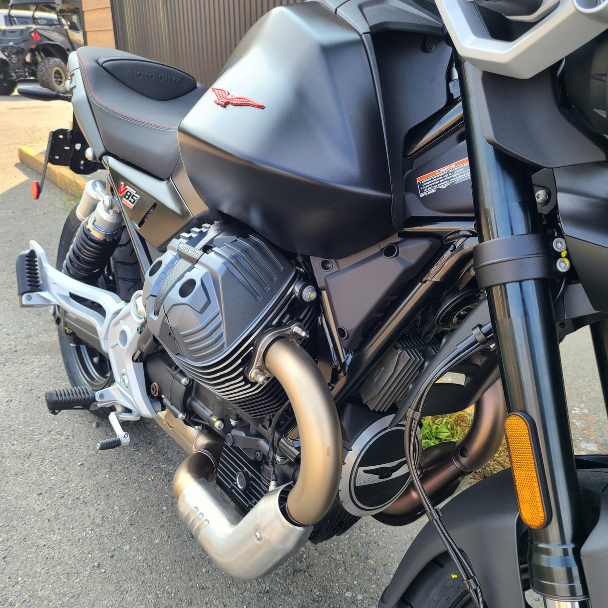 2025 V85 STRADA NERO ISOLA - 0020 DEMO